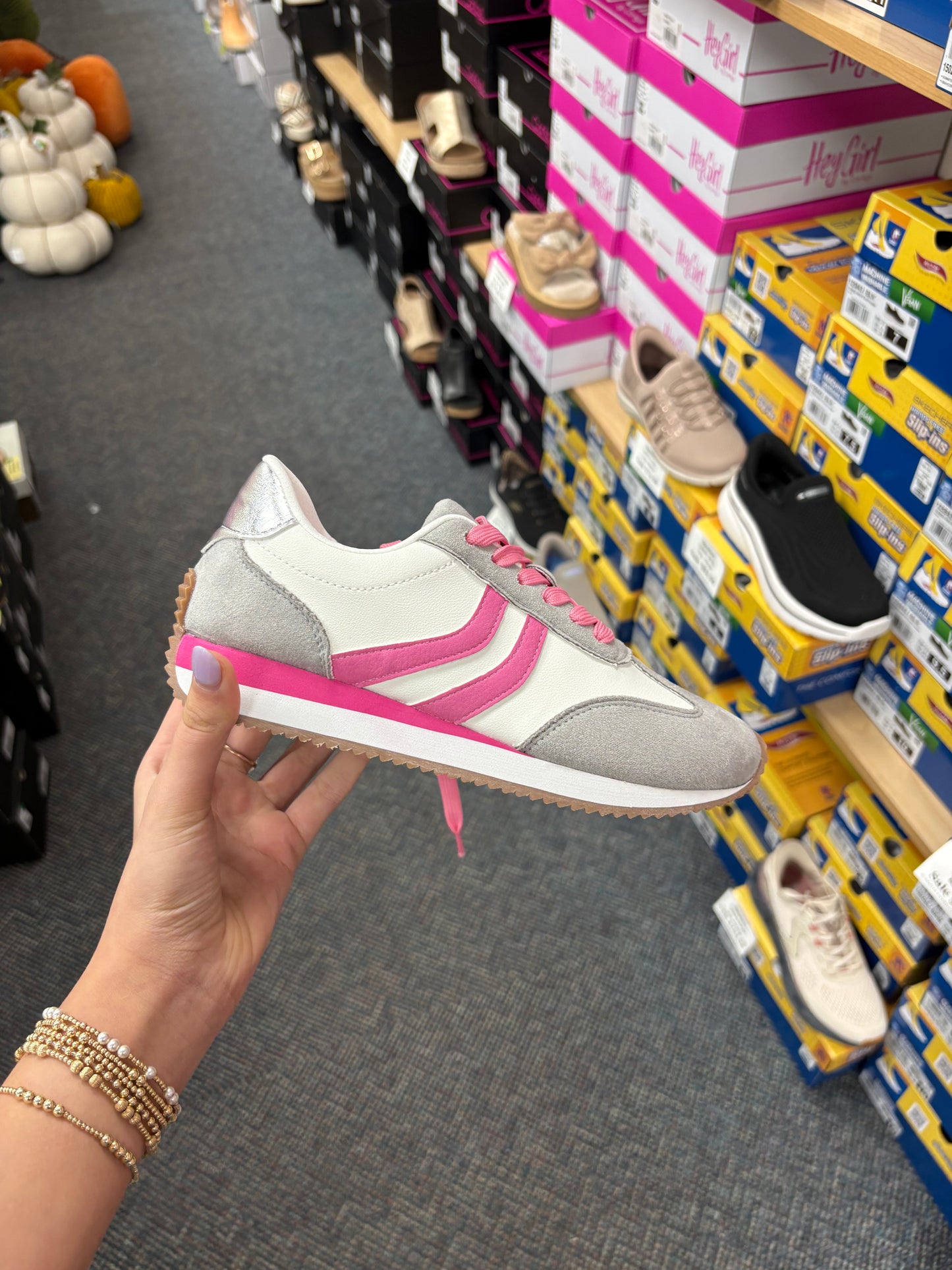 Hey girly White and pink tennis shoe